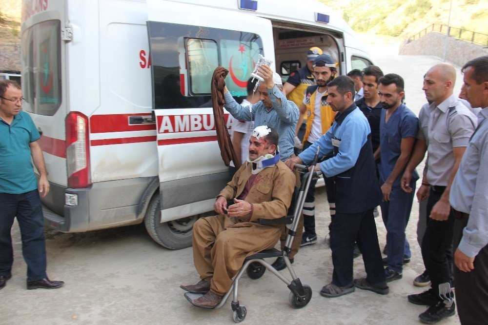 Şemdinli'de trafik kazası: 12 yaralı