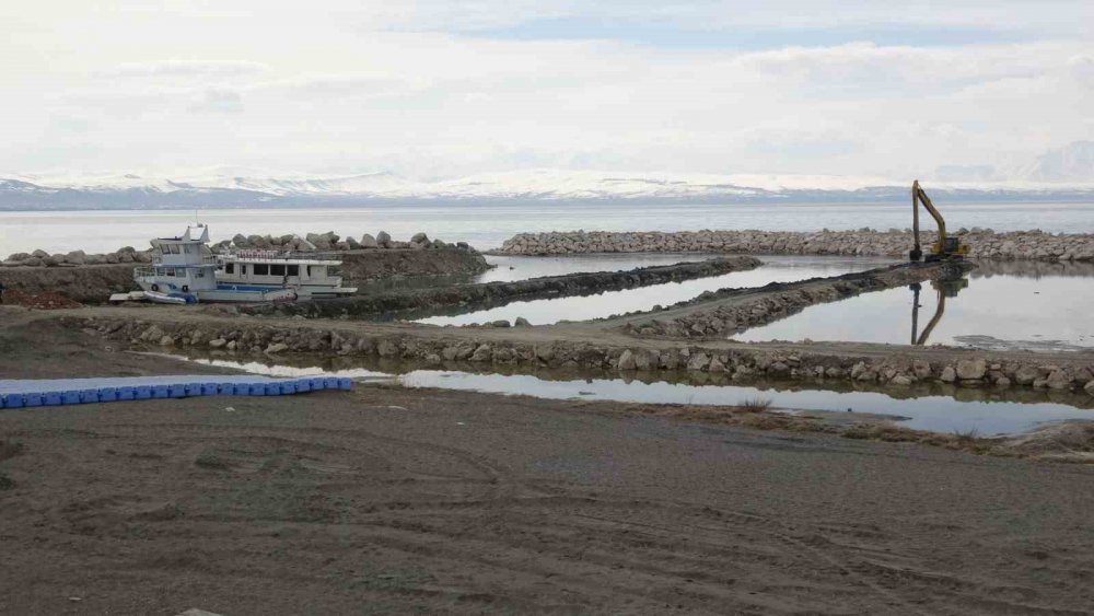 Van Gölü’ndeki çekilme limanları kullanılamaz hale getiriyor