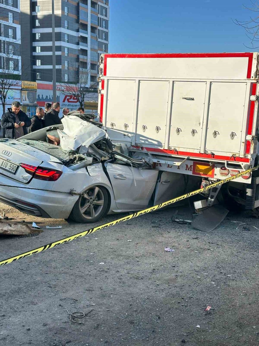 Siverek’te park halindeki tıra otomobil çarptı: 1 ölü