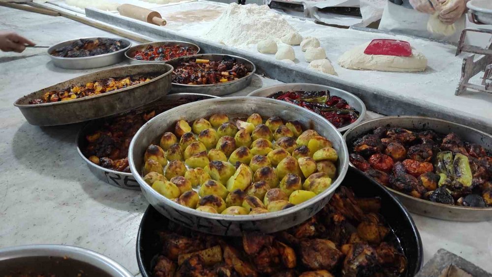 Urfa'nın yöresel tepsi yemekleri fırınları süslüyor