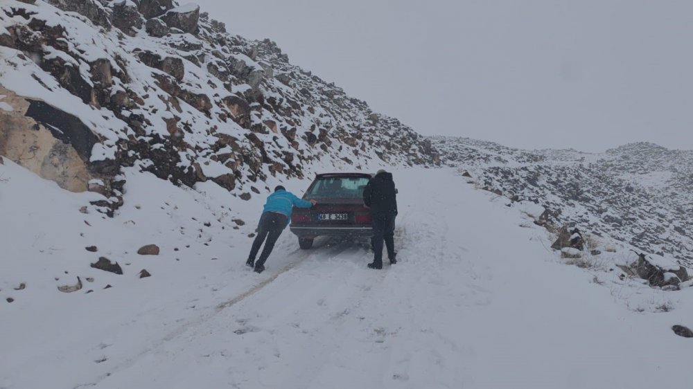 Adilcevaz'da kar yağışı sürücülere zor anlar yaşattı