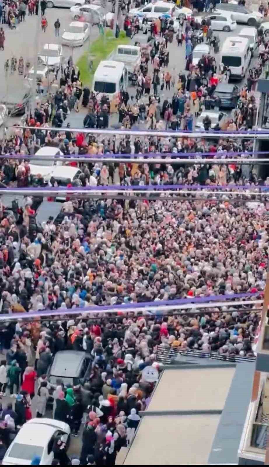 Batman’da çeyiz mağazasında indirim izdihamı