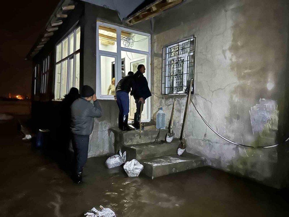 Cumhuriyet mahallesinde birçok evi su bastı