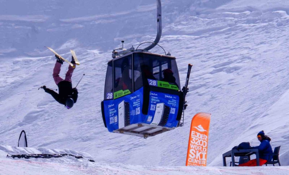 Freestyle akrobasi kayakçıları Palandöken’de gösteri yaptı