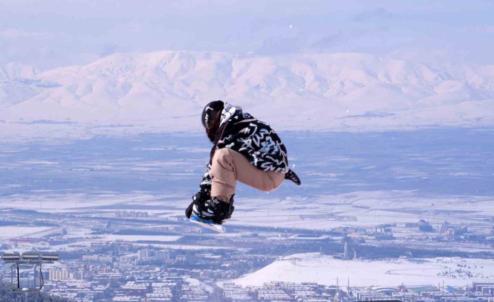 Freestyle akrobasi kayakçıları Palandöken’de gösteri yaptı