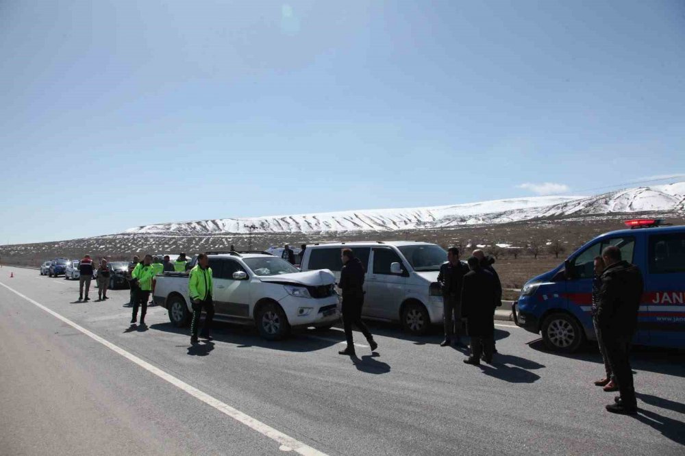 Ahlat'ta cenaze konvoyunda zincirleme kaza: 1 yaralı