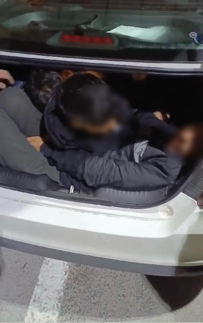 Otomobilin bagajından kaçak göçmen çıktı