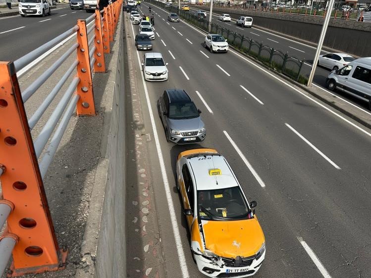 Diyarbakır: 7 aracın karıştığı kazada 4 kişi yaralandı