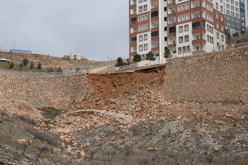 Elazığ’da yağışlar sonucu istinat duvarı çöktü