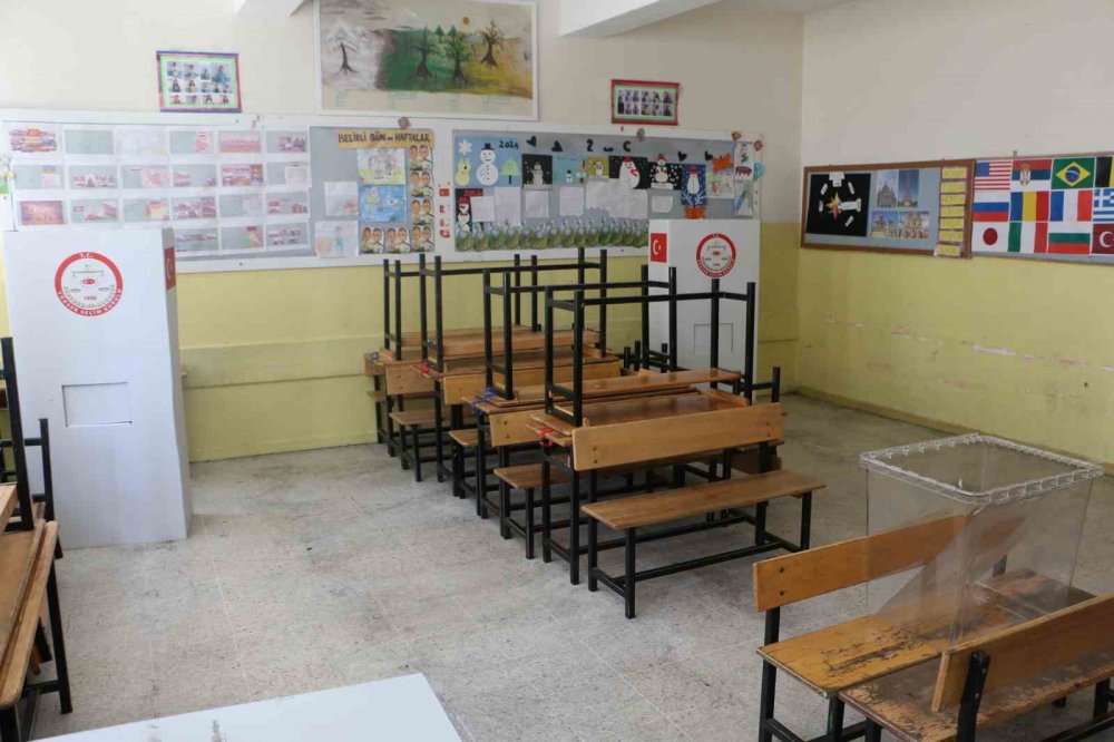 Diyarbakır’daki okullarda 3 bin 975 sandık kuruldu