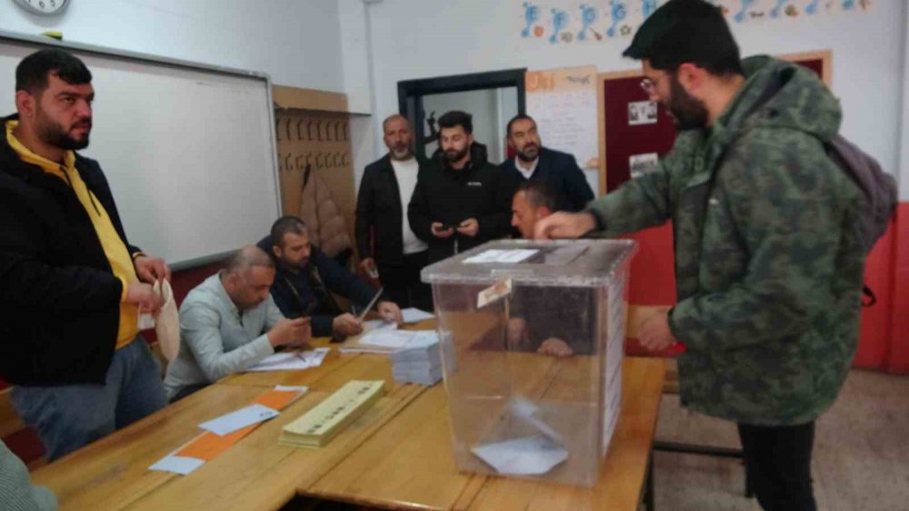 Bitlis’te yurttaşların oy kullanma işlemi başladı
