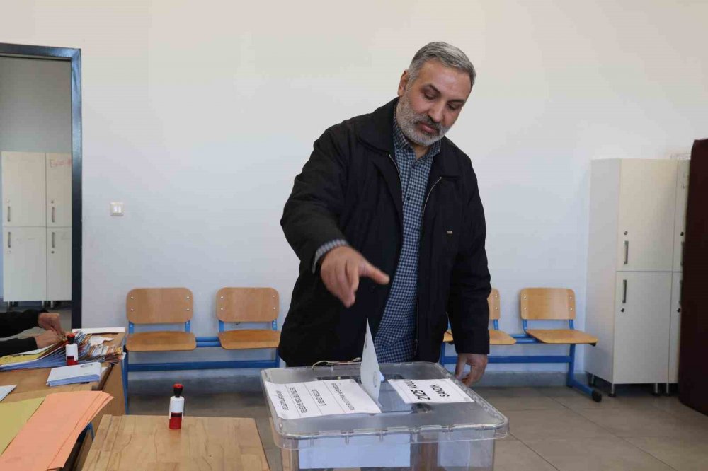 Elazığ’da yurttaşların oy kullanma işlemleri başladı