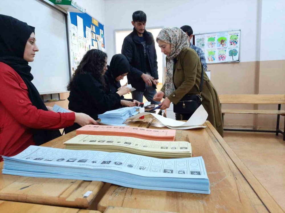 Kars’ta yurttaşlar oy kullanmaya başladı