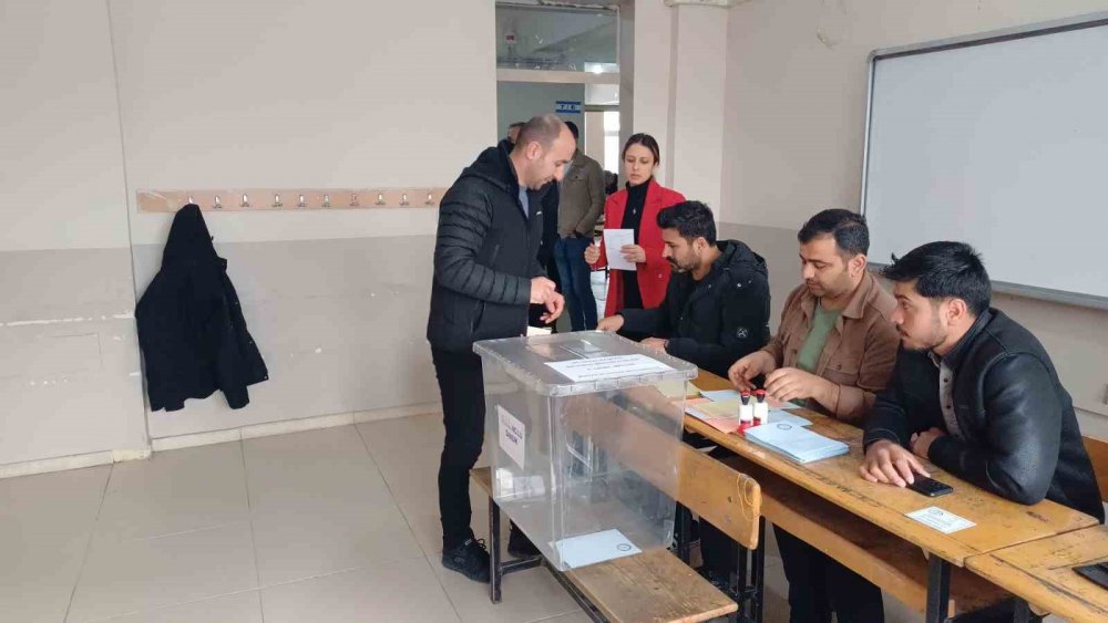 Malazgirt’te yurttaşlar oylarını kullanmaya başladı