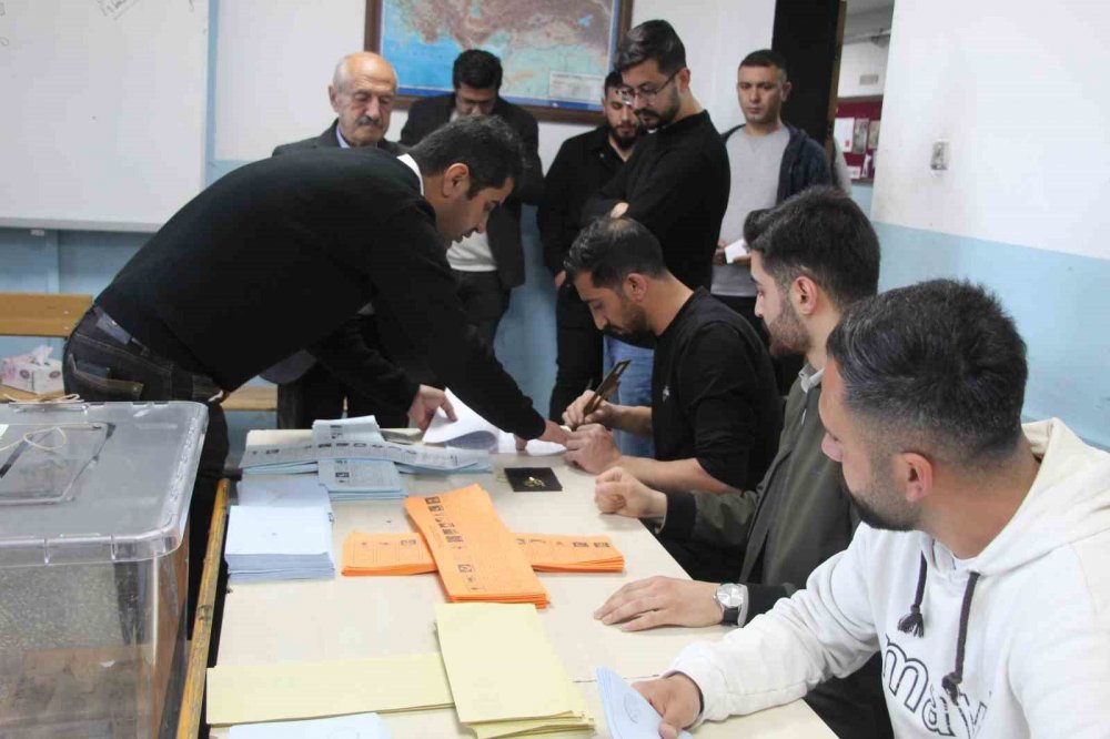Şırnak’ta yurttaşların oy kullanma işlemi başladı