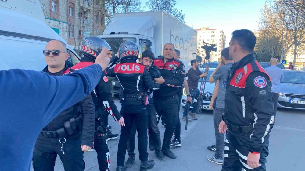Diyarbakır’da yürümek isteyen gruba polis müdahalesi