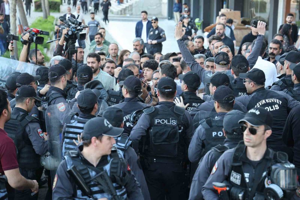 Diyarbakır’da yürümek isteyen gruba polis müdahalesi