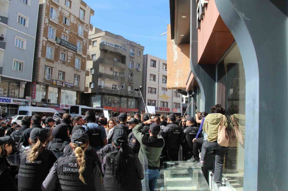 Şırnak’ta yürüyüşe polis müdahalesi: 11 gözaltı