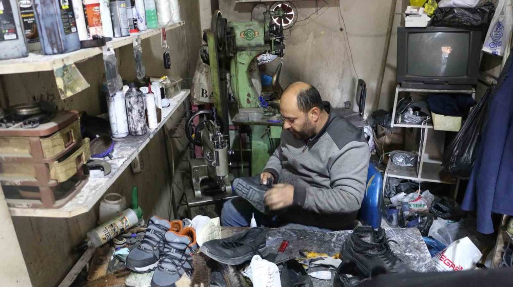 4 metrekarelik dükkanda 32 yıldır ayakkabı tamirciliği yapıyor