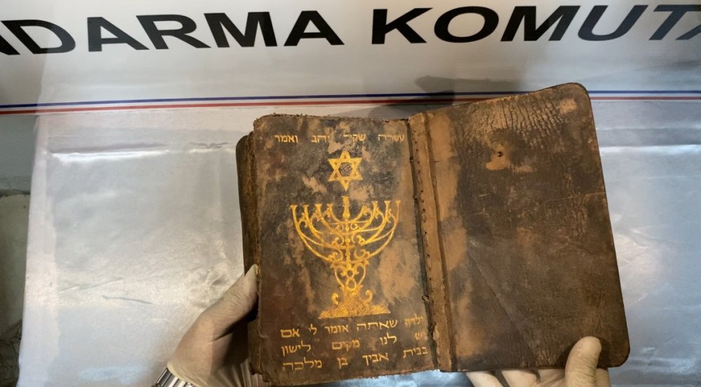 Ağrı’da yapılan operasyonda 1000 yıllık İbranice kitap ele geçirildi