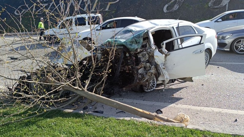 Antep'te kontrolden çıkan araç karşı şeritteki otomobille çarpıştı: 4 yaralı