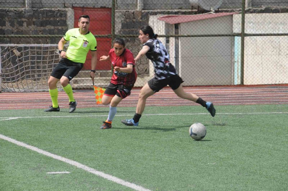 Cizre kadın futbol takımı kendi sahasında Bitlis’i 3-2 yendi