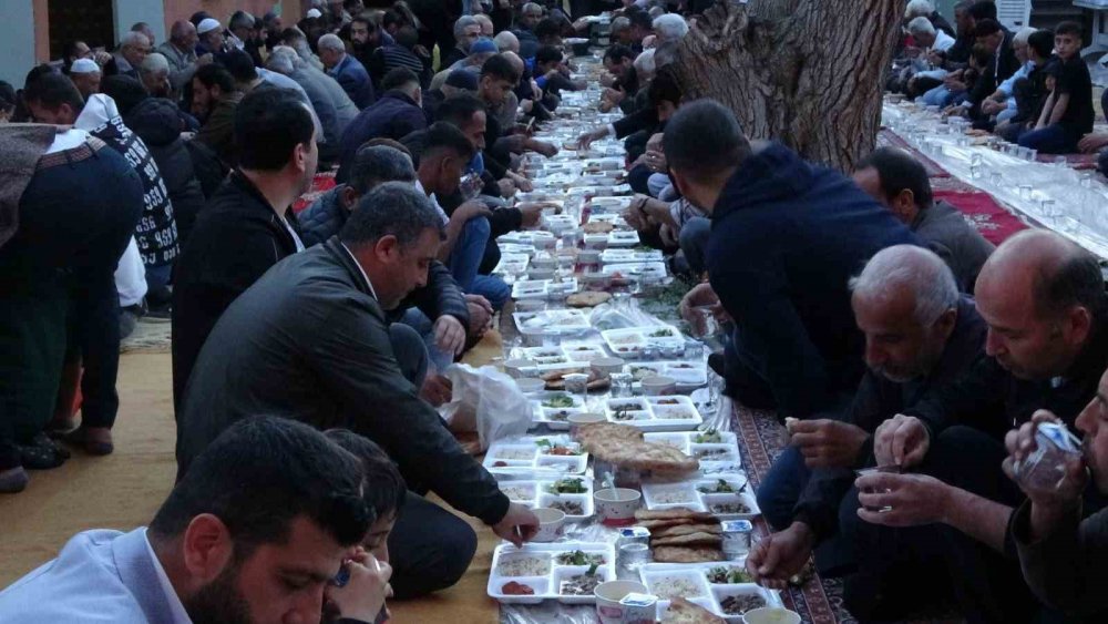 Diyarbakır’da yüzlerce medrese talebesi iftarda bir araya geldi