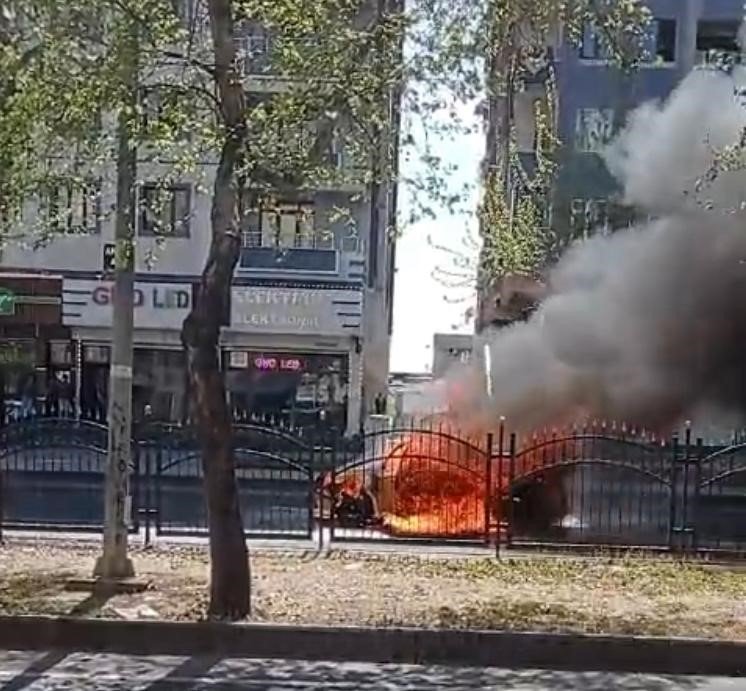 Seyir halindeki ticari taksi alev alev yandı