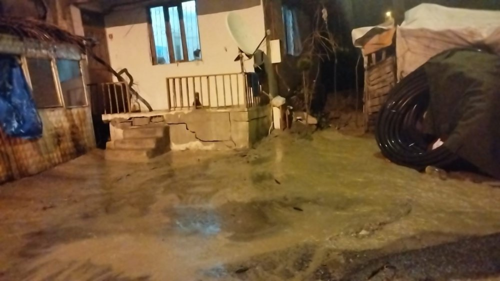 Hakkari Merkez'de sağanak yağış sele dönüştü: 15 mahallede su baskınları yaşandı