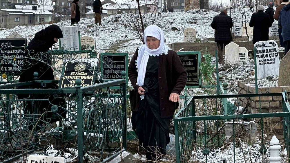 Yüksekova’da Ramazan Bayramı nedeniyle mezarlıklar ziyaret edildi