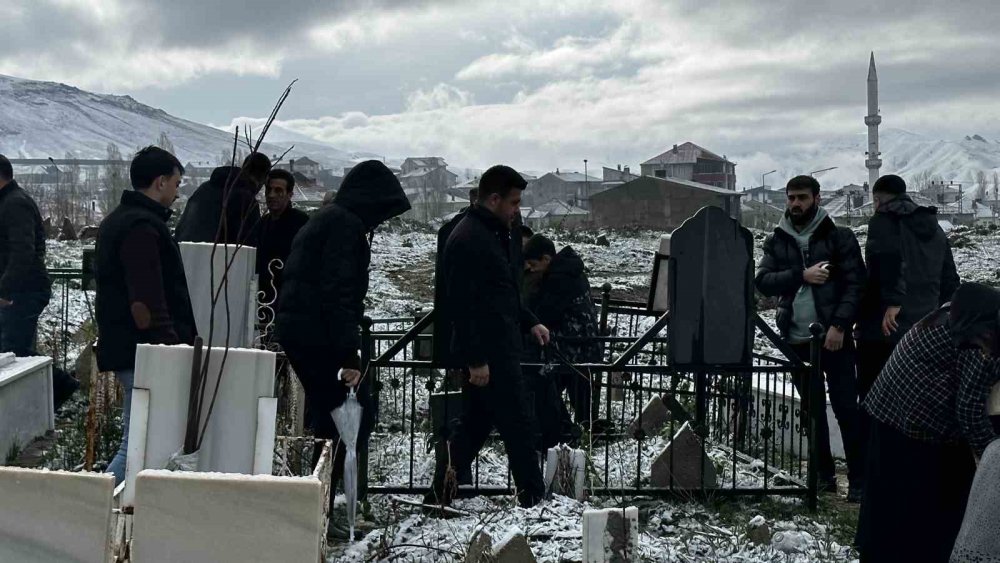 Yüksekova’da Ramazan Bayramı nedeniyle mezarlıklar ziyaret edildi