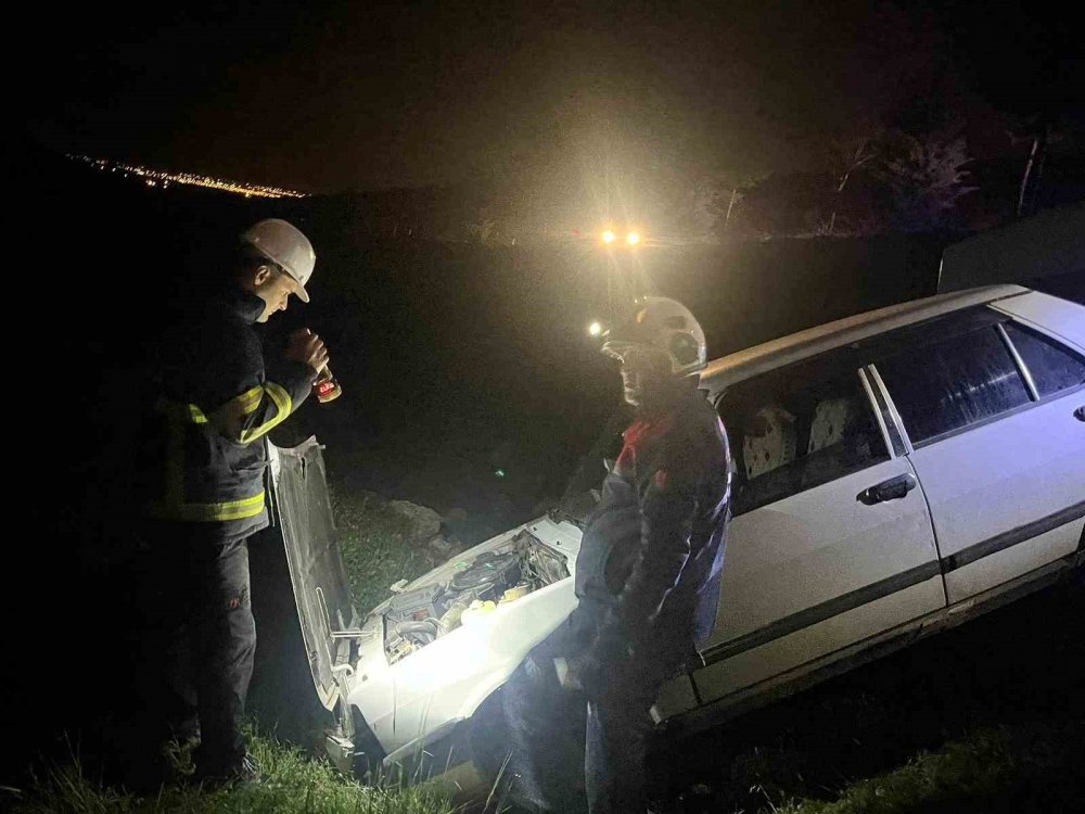 Artuklu'da otomobil şarampole yuvarlandı: 2 yaralı