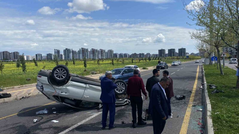 Diyarbakır’da iki otomobil çarpıştı: 6 kişi yaralı