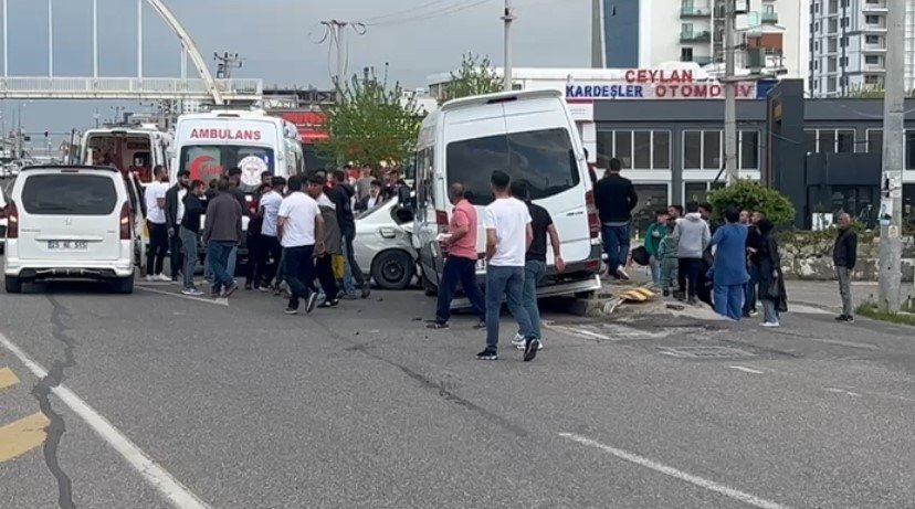 Amed'de minibüs ile otomobil çarpıştı: 3 yaralı