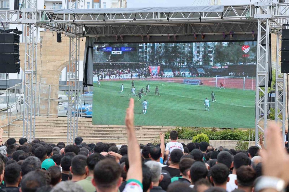 Diyarbakır’da taraftarlar dev ekranda Amedspor maçını izledi