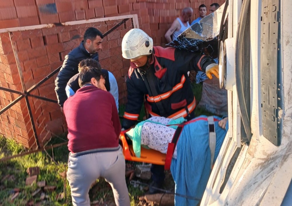 Malatya’da otomobil ile çarpışan yolcu otobüsü devrildi: 1’i ağır 22 kişi yaralı