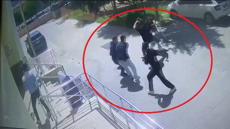 Bismil'de adliyeye çıkarılan şüphelilere bıçaklı saldırı girişimi güvenlik kamerasına yansıdı