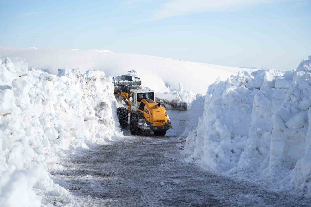 Muş’ta karla mücadele ekipleri kış mevsimi boyunca 23 bin kilometre yol açtı