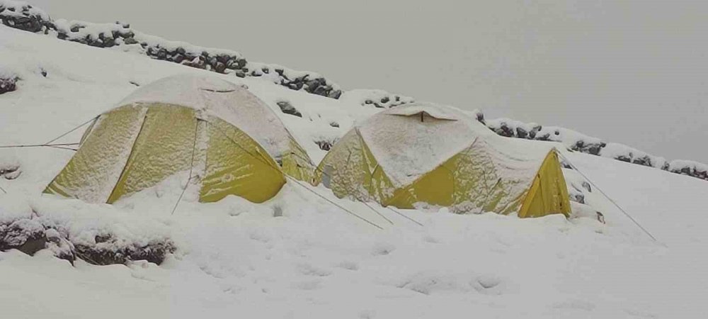 Nisan ayında Ağrı Dağı’na tırmanan dağcıların yüzü buz tuttu