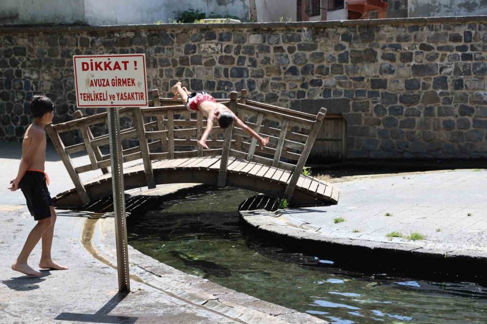 Amed'de hava sıcaklığının yükselmesiyle çocuklar süs havuzuna girdi