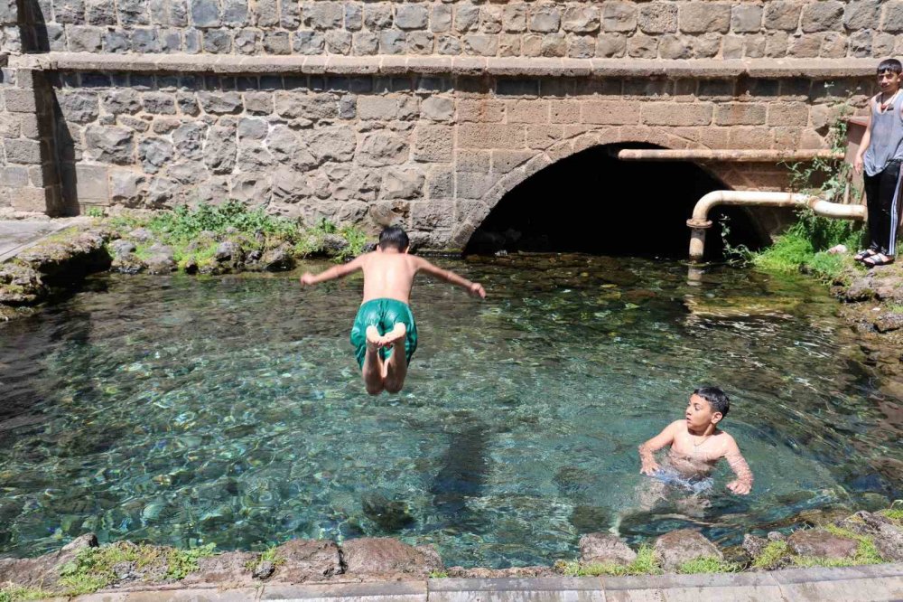 Amed'de hava sıcaklığının yükselmesiyle çocuklar süs havuzuna girdi