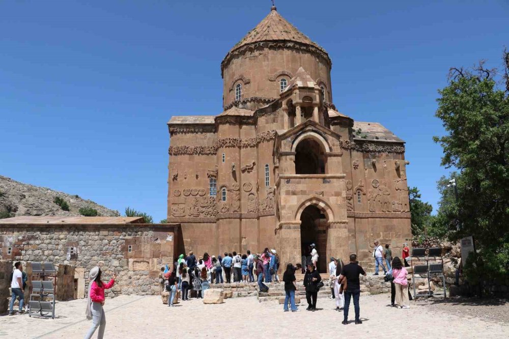 İranlı turizmciler Akdamar Adası’na hayran kaldı