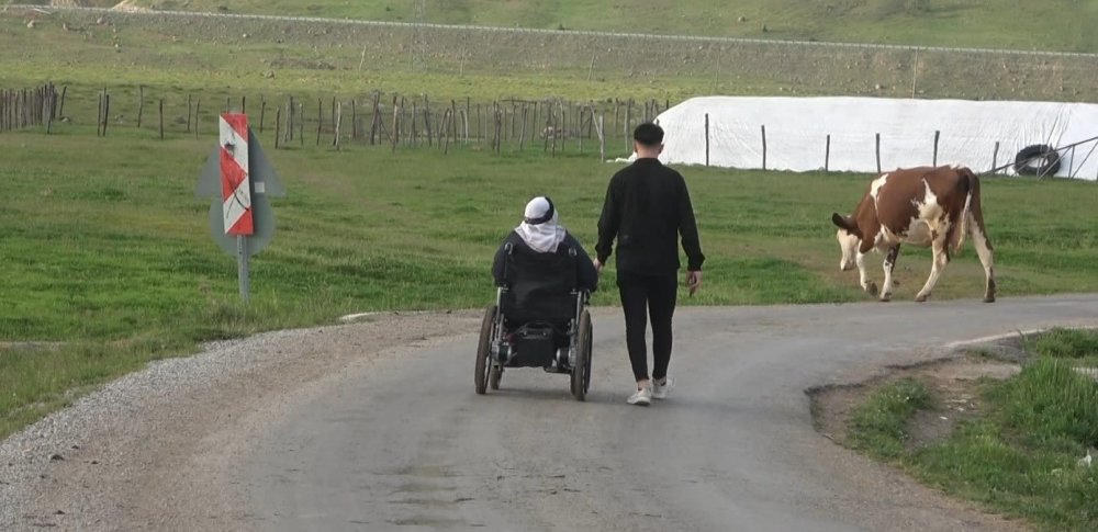 Tek manzarası tavan olan kadın, 10 yıl sonra köy meydanına çıktı