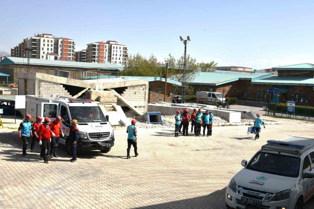 Van’da 48 UMKE personeline ’arama kurtarma’ eğitimi verildi