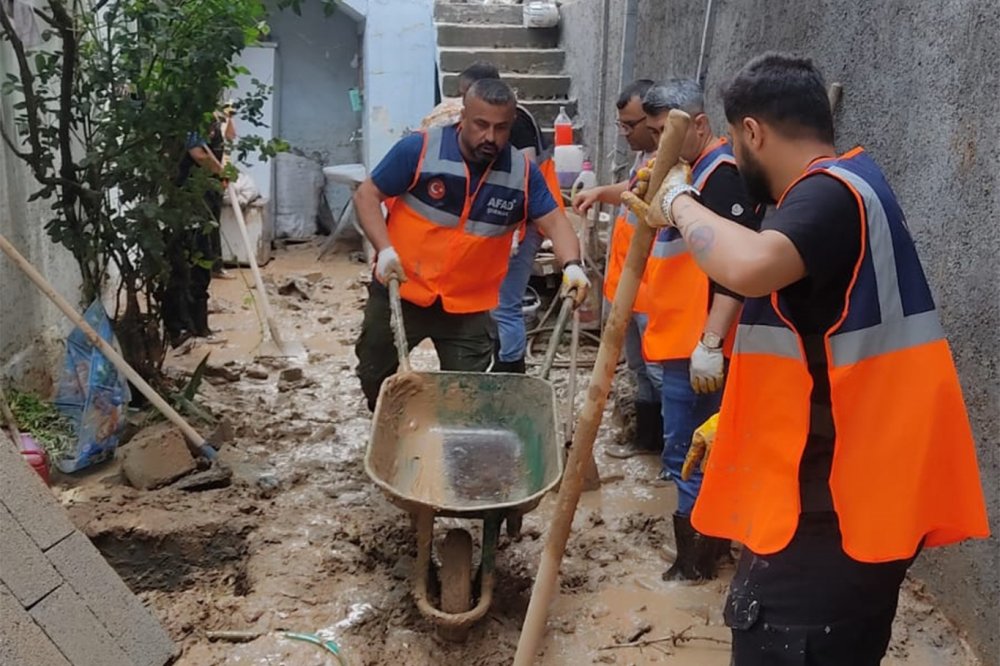 AFAD gönüllüleri, sele maruz kalan evleri temizledi