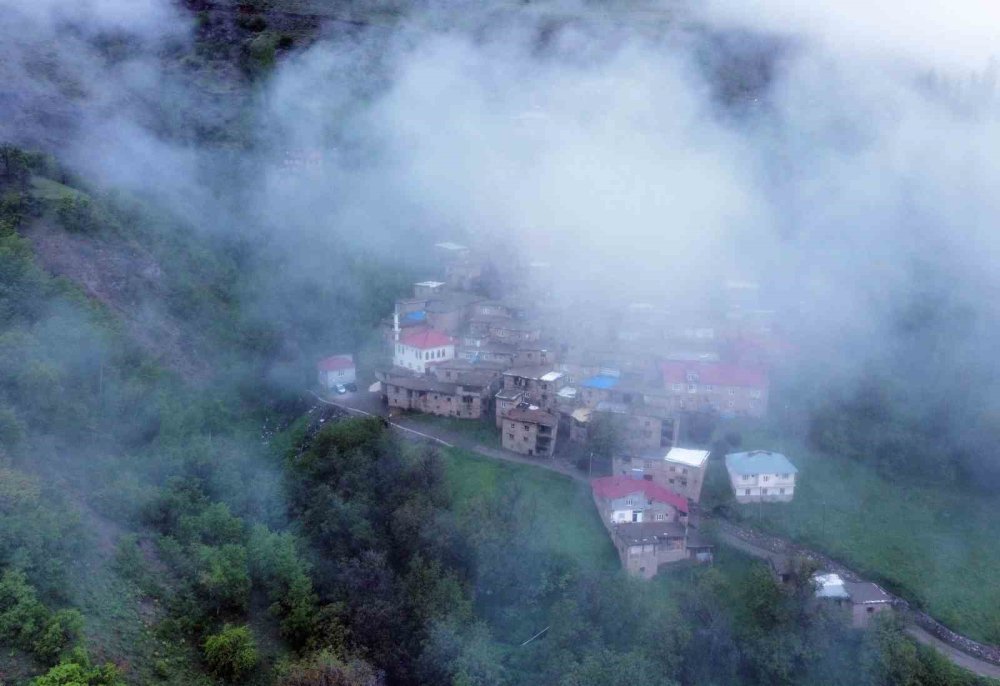 Taş evlerin sis bulutları arasında kartpostallık manzarası hayran bıraktı
