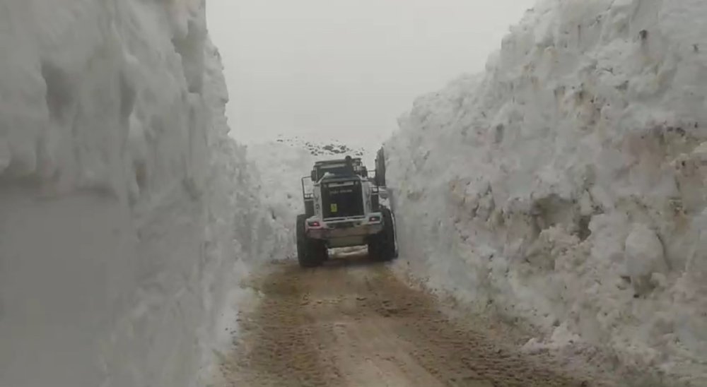 Doski bölgesinde üs bölgelerinin yolları açılıyor: 5 metrelik kar tünelleri oluştu