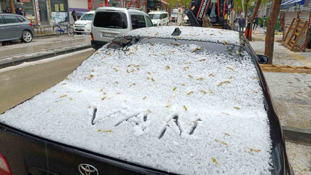 Van’da etkili olan dolu yağışı kışı aratmadı
