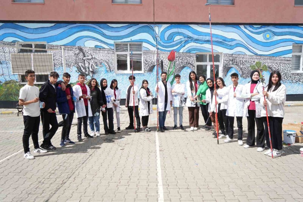 Muşlu öğrenciler okullarının duvarlarını sanatla donattı