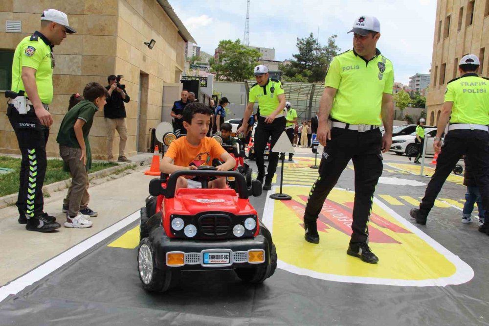 Öğrenci trafik polisi oldu, yayalara yol vermeyen sürücüye ceza kesti